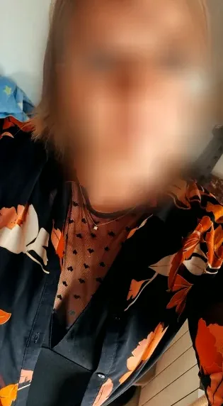 Lara, 37